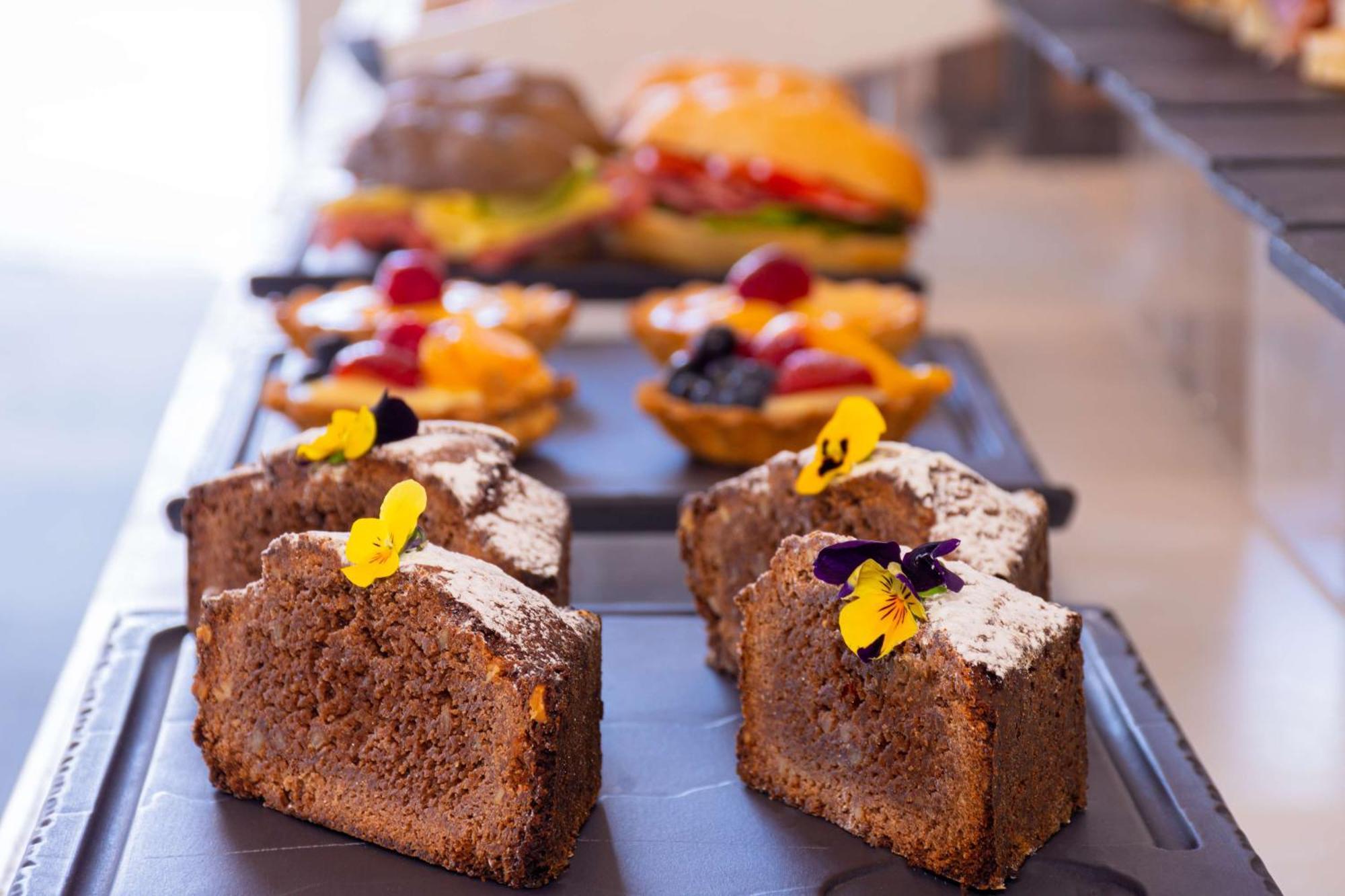 ホテル Nh コレクション メキシコ シティ サンタフェ メキシコシティ エクステリア 写真 A selection of cakes at a bakery