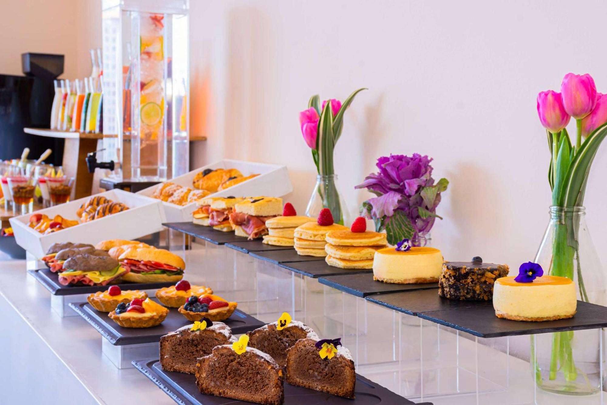 ホテル Nh コレクション メキシコ シティ サンタフェ メキシコシティ エクステリア 写真 A buffet at a hotel